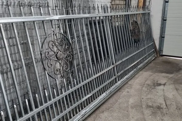 Dvivėriai kiemo vartai su automatika